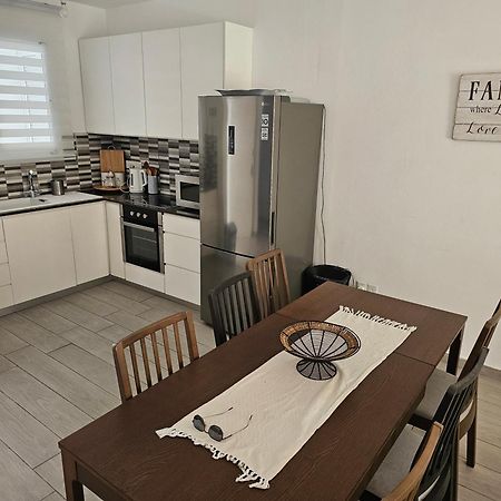 Zom Holiday Apartment Пафос Экстерьер фото